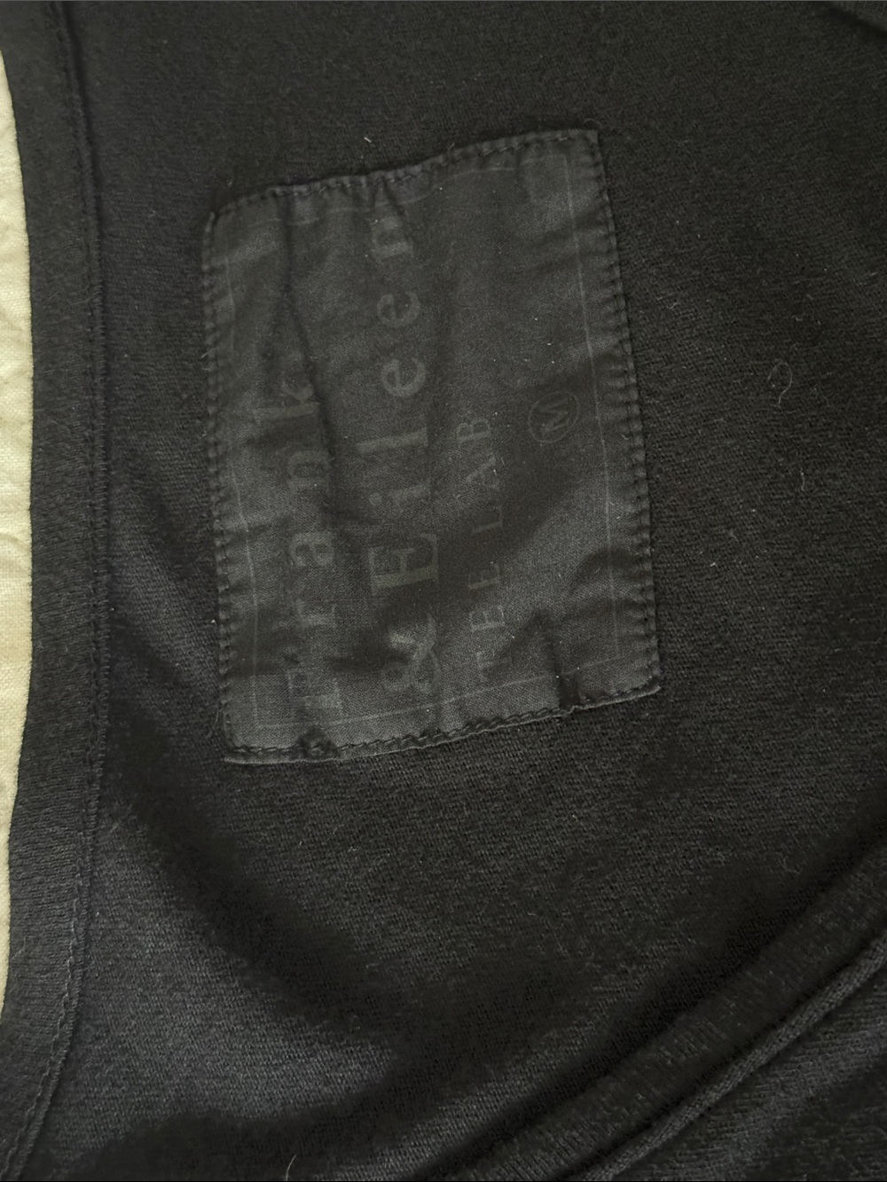 Frank & Eileen Women's Black Long Sleeve V-Neck Tee size M - Picture 3 of 4